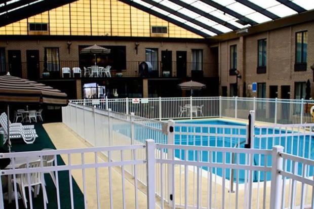 Gold Vault Inn Radcliff Экстерьер фото