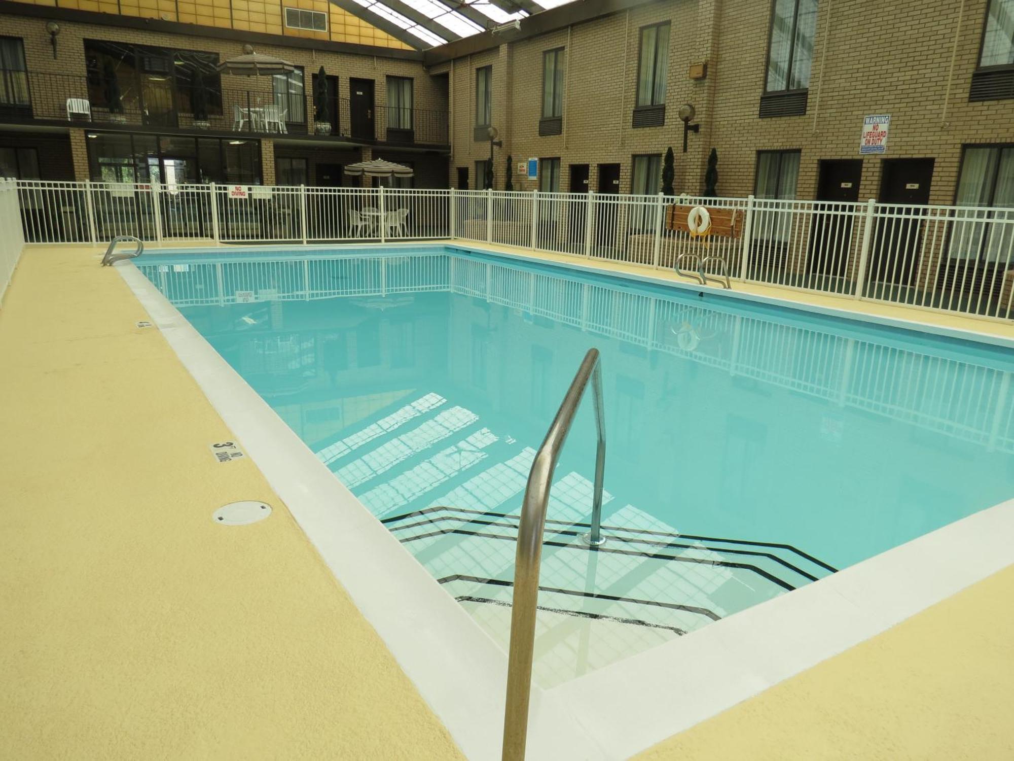 Gold Vault Inn Radcliff Экстерьер фото
